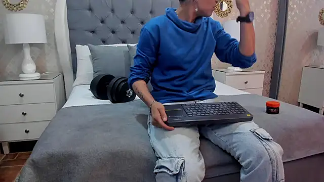 ZoeKrug online show from 09-13-25, 11:43