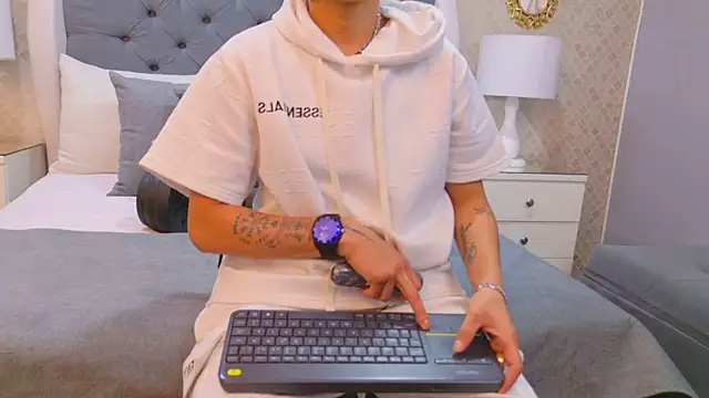 ZoeKrug online show from 10-06-25, 11:40