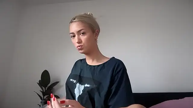 Snapshot of Kitty_Swetty chatting on 10-13-25, 11:43 Kitty Swetty online show from 10-13-25, 11:43