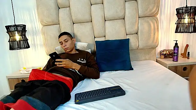 Zoelucas online show from 12-02-25, 11:48