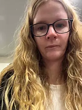 Bikergirl 97 online show from 11-19-25, 11:54