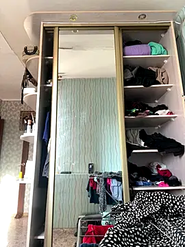 Snapshot of MiraReach chatting on 10-20-25, 03:40 MiraReach online show from 10-20-25, 03:40