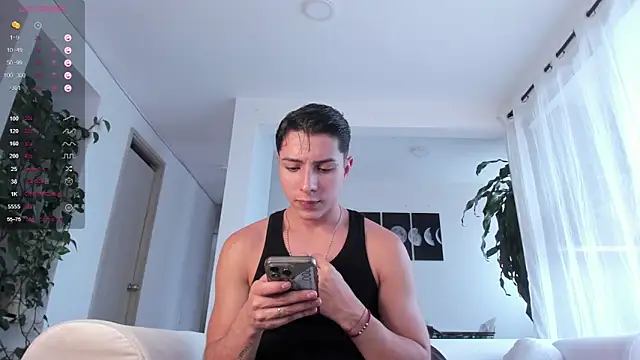 Snapshot of Hotay_andrew chatting on 10-24-25, 06:59 Hotay andrew online show from 10-24-25, 06:59