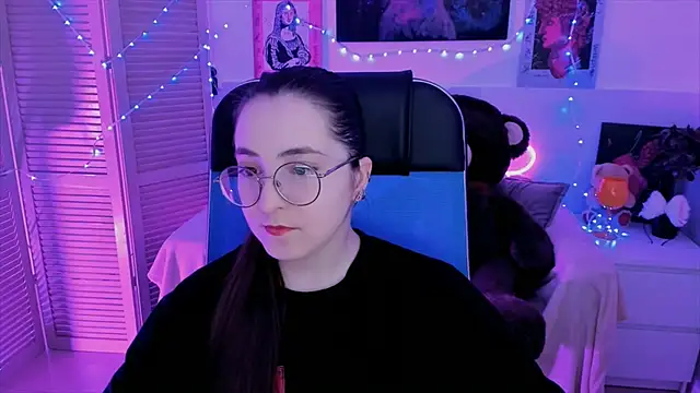 Snapshot of VirtuallVoyant chatting on 09-13-25, 04:45 VirtuallVoyant online show from 09-13-25, 04:45