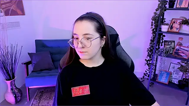 Snapshot of VirtuallVoyant chatting on 09-30-25, 05:01 VirtuallVoyant online show from 09-30-25, 05:01