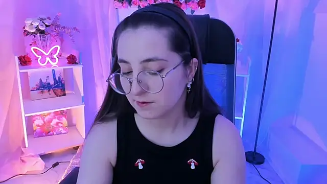 Snapshot of VirtuallVoyant chatting on 10-21-25, 04:46 VirtuallVoyant online show from 10-21-25, 04:46