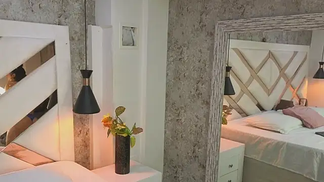 Saara evans  online show from 10-15-25, 07:58