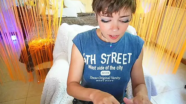 Snapshot of FantasticSonya chatting on 11-17-25, 12:44 FantasticSonya online show from 11-17-25, 12:44