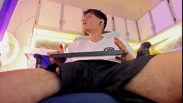 david huge online show from 11-29-25, 01:36