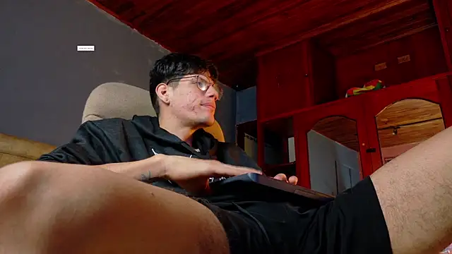 Snapshot of david_huge chatting on 01-08-26, 02:47 david huge online show from 01-08-26, 02:47