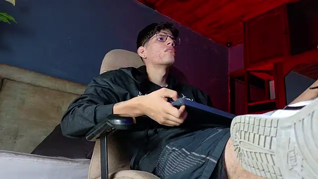 Snapshot of david_huge chatting on 01-10-26, 03:30 david huge online show from 01-10-26, 03:30