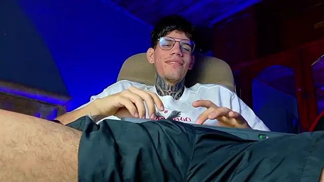 Snapshot of david_huge chatting on 02-13-26, 01:45 david huge online show from 02-13-26, 01:45