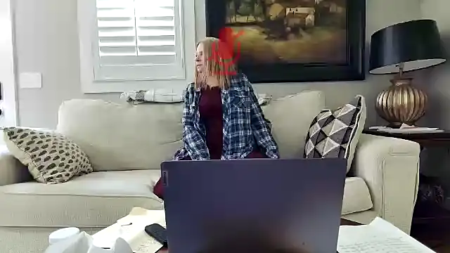 Snapshot of JulieHolliday chatting on 11-04-25, 08:19 JulieHolliday online show from 11-04-25, 08:19