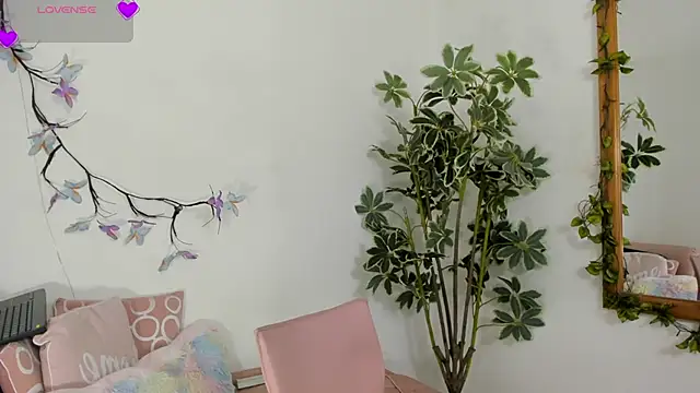 Snapshot of valerieMattson chatting on 11-25-25, 05:02 valerieMattson online show from 11-25-25, 05:02