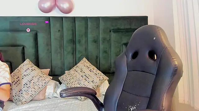 Snapshot of valerieMattson chatting on 12-15-25, 05:28 valerieMattson online show from 12-15-25, 05:28