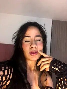 Snapshot of SelinaCatt_ chatting on 10-05-25, 10:18 SelinaCatt  online show from 10-05-25, 10:18