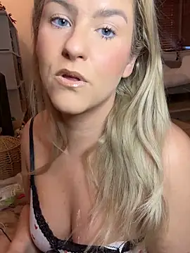 Charleigh xx online show from 10-17-25, 09:56