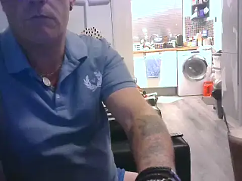 Snapshot of hefin18 chatting on 02-06-25, 11:15 hefin18 online show from 02-06-25, 11:15