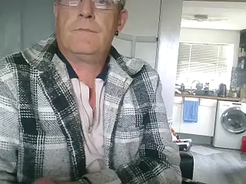 Snapshot of hefin18 chatting on 02-10-25, 12:50 hefin18 online show from 02-10-25, 12:50