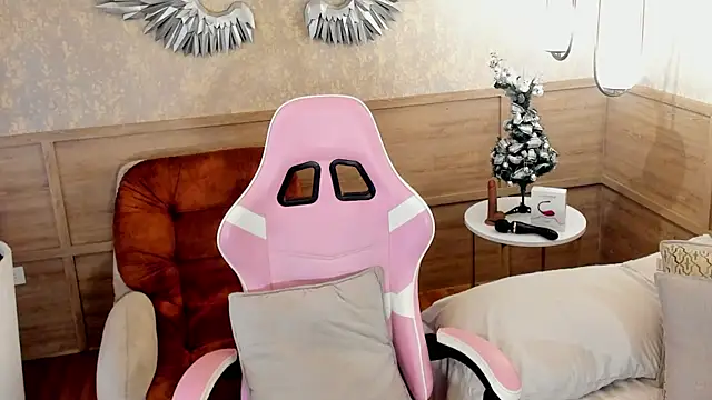 Skyyle  online show from 12-18-25, 01:06