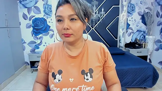 LatinaHoleQueen online show from 09-15-25, 02:39