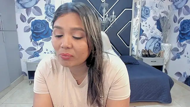 LatinaHoleQueen online show from 11-05-25, 02:17