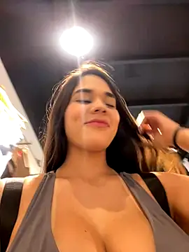 Snapshot of BellaLeclair chatting on 12-04-25, 06:49 BellaLeclair online show from 12-04-25, 06:49