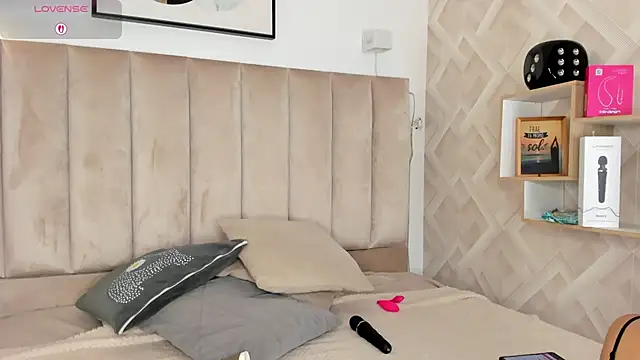 Clhoe Johnson online show from 10-21-25, 01:01