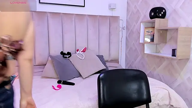 Clhoe Johnson online show from 10-28-25, 12:09