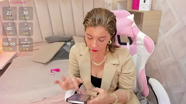 Clhoe Johnson online show from 12-20-25, 12:34