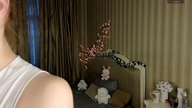 Snapshot of Juuulia_ chatting on 12-15-25, 12:31 Juuulia online show from 12-15-25, 12:31