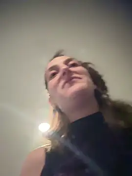 Snapshot of MrsSizzle chatting on 10-19-25, 08:15 MrsSizzle online show from 10-19-25, 08:15