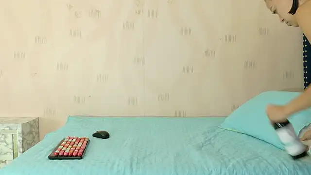 Snapshot of cutepetitee chatting on 10-28-25, 06:54 cutepetitee online show from 10-28-25, 06:54