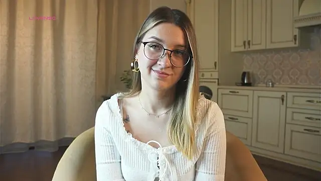 DarelleFaux online show from 10-15-25, 03:17