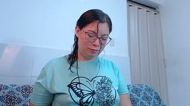 Snapshot of zoewhite2 chatting on 10-06-25, 02:25 zoewhite2 online show from 10-06-25, 02:25