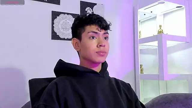 LoganTwink18 online show from 09-09-25, 12:48