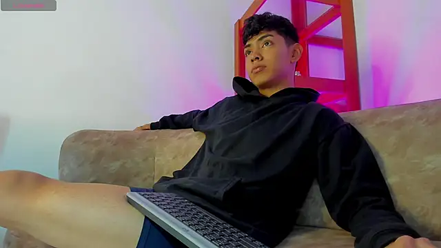 LoganTwink18 online show from 12-19-25, 01:40