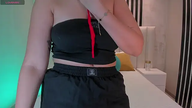 AmbarJames  online show from 02-10-26, 12:20