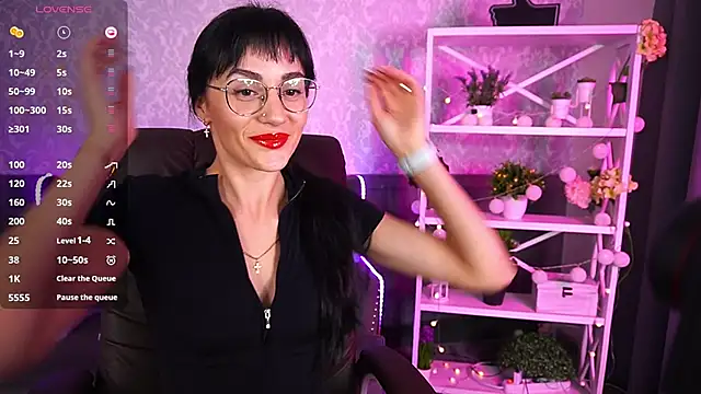 Snapshot of EviLune chatting on 10-25-25, 06:21 EviLune online show from 10-25-25, 06:21