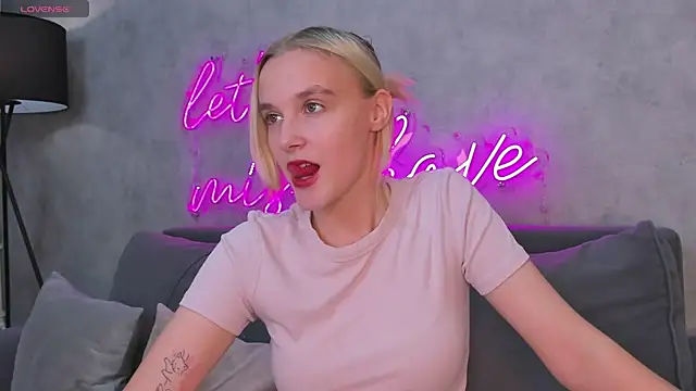 Snapshot of Carolin_Miller chatting on 09-18-25, 07:43 Carolin Miller online show from 09-18-25, 07:43