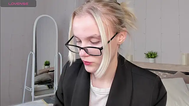 Snapshot of Carolin_Miller chatting on 09-23-25, 06:16 Carolin Miller online show from 09-23-25, 06:16