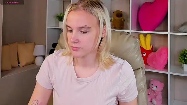 Snapshot of Carolin_Miller chatting on 09-24-25, 04:16 Carolin Miller online show from 09-24-25, 04:16