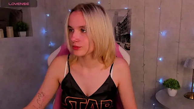 Snapshot of Carolin_Miller chatting on 09-27-25, 08:19 Carolin Miller online show from 09-27-25, 08:19