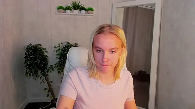 Snapshot of Carolin_Miller chatting on 09-29-25, 08:41 Carolin Miller online show from 09-29-25, 08:41