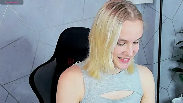 Snapshot of Carolin_Miller chatting on 10-20-25, 06:14 Carolin Miller online show from 10-20-25, 06:14