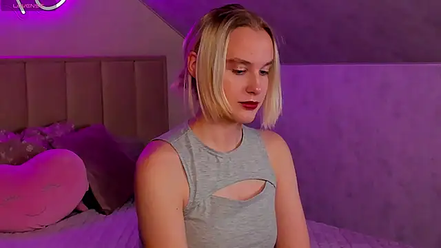 Snapshot of Carolin_Miller chatting on 10-21-25, 05:41 Carolin Miller online show from 10-21-25, 05:41