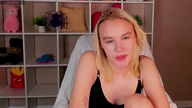 Snapshot of Carolin_Miller chatting on 10-27-25, 01:42 Carolin Miller online show from 10-27-25, 01:42