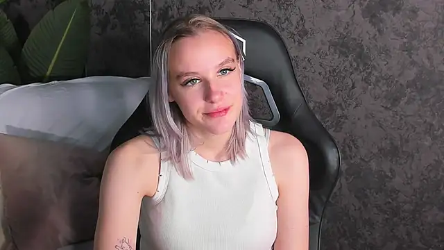 Snapshot of Carolin_Miller chatting on 11-19-25, 11:10 Carolin Miller online show from 11-19-25, 11:10