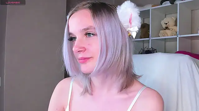 Snapshot of Carolin_Miller chatting on 11-21-25, 09:19 Carolin Miller online show from 11-21-25, 09:19