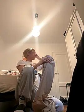 Snapshot of pbyariel- chatting on 11-04-25, 03:44 pbyariel- online show from 11-04-25, 03:44